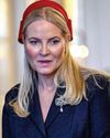 METTE-MARIT recibe el certificado de discapacidad METTE-MARIT recibe el certificado de discapacidad40