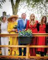 MAXIMA DE HOLANDA y sus hijas deslumbran en el 59 cumpleaños del rey Guillermo MAXIMA DE HOLANDA y sus hijas deslumbran en el 59 cumpleaños del rey Guillermo12