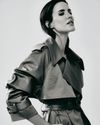 Alex Rivière lleva gabardina con maxisolapas de Alex Rivière Studio.4