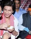 जब शाहरुख खान ने थेपले में केला लपेट कर खाया तो नन्ही पूजा दंग रह गई जब शाहरुख खान ने थेपले में केला लपेट कर खाया तो नन्ही पूजा दंग रह गई5