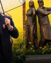 "दिलवाले दुल्हनिया ले जाएंगे": शाहरुख-काजोल ने लंदन में राज और सिमरन के स्टैचू का किया उद्घाटन. "दिलवाले दुल्हनिया ले जाएंगे": शाहरुख-काजोल ने लंदन में राज और सिमरन के स्टैचू का किया उद्घाटन.14