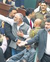 गुलमर्ग में फैशन शो पर भारी हंगामा, आयोजकों ने माफी मांगी गुलमर्ग में फैशन शो पर भारी हंगामा, आयोजकों ने माफी मांगी