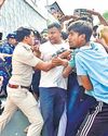 सीलमपुर इलाके में तनाव बढ़ा, पुलिस से उलझे लोग सीलमपुर इलाके में तनाव बढ़ा, पुलिस से उलझे लोग