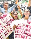 वर्दी-किताबें और बस किराए से भी जेब ढीली कर रहे वर्दी-किताबें और बस किराए से भी जेब ढीली कर रहे