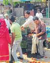 किसान ने सड़क पर पलट दी टमाटर से भरी ट्रॉली किसान ने सड़क पर पलट दी टमाटर से भरी ट्रॉली