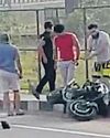 कार सवारों ने बाइकर्स पर हमला बोला, बाइक तोड़ी कार सवारों ने बाइकर्स पर हमला बोला, बाइक तोड़ी
