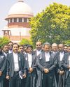 सुप्रीम कोर्ट के न्यायमूर्ति-वकीलों ने मौन रखा सुप्रीम कोर्ट के न्यायमूर्ति-वकीलों ने मौन रखा