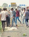 टुकड़ों में बंटे शवों को देखकर चीख-पुकार मची टुकड़ों में बंटे शवों को देखकर चीख-पुकार मची