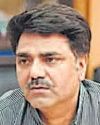 सीवर लाइन की मिट्टी धंसने से तीन मजदूर फंसे, एक की मौत सीवर लाइन की मिट्टी धंसने से तीन मजदूर फंसे, एक की मौत