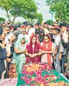 शहीद को अंतिम विदाई देने उमड़े लोग शहीद को अंतिम विदाई देने उमड़े लोग