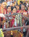 मिस वर्ल्ड प्रतिभागियों के पैर धुलवाने पर विवाद मिस वर्ल्ड प्रतिभागियों के पैर धुलवाने पर विवाद