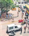 बीच सड़क बेटे की हत्या, पिता को धमकी दे छोड़ा बीच सड़क बेटे की हत्या, पिता को धमकी दे छोड़ा