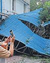 अस्पताल के टीन शेड भी उखड़ गए अस्पताल के टीन शेड भी उखड़ गए