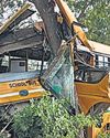 स्कूल बस पेड़ से टकराई, बच्चे सुरक्षित स्कूल बस पेड़ से टकराई, बच्चे सुरक्षित