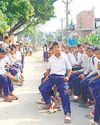 स्कूल में ताला जड़ने से चार घंटे धूप में बैठे रहे बच्चे67