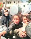 गाजा में भूखी भीड़ ने भोजन पर धावा बोला गाजा में भूखी भीड़ ने भोजन पर धावा बोला71