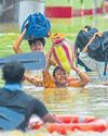 पूर्वोत्तर में भारी बारिश से रेल-सड़क सेवाएं बाधित पूर्वोत्तर में भारी बारिश से रेल-सड़क सेवाएं बाधित76