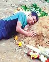 बेटे की कब्र से लिपट रोया पिता, कहा- मुझे भी यहीं रहना6