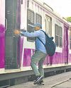 दिल्ली लोकल में लटक कर यात्रा करने के हालात नहीं11