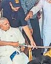 लालू ने तलवार से केक काट जन्मदिन मनाया65