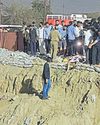 निर्माणाधीन अंडरपास में बाइक गिरी, दो मरे37