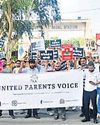 फीस वृद्धि के खिलाफ उतरे अभिभावक फीस वृद्धि के खिलाफ उतरे अभिभावक10