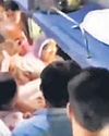 ट्रेन में सीट के लिए युवक को पीट-पीटकर मार डाला ट्रेन में सीट के लिए युवक को पीट-पीटकर मार डाला67