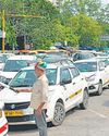 स्टेशन के बाहर खड़ी कारों ने रास्ता रोका16