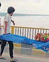 बंद पुल पर विधायक की कार दौड़ी, शव वाली एंबुलेंस रोकी60
