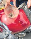 दुकान के भीतर ड्रम, बाहर लाइन में बाइक6