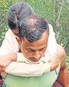 बीमार बेटी को आठ किलोमीटर कंधे पर लाया पिता43