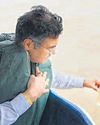 यमुना निरीक्षण के दौरान मंत्री ने लिया जल का नमूना23
