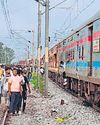 ट्रेन के दो डिब्बे पटरी से उतरे, पांच यात्री घायल82