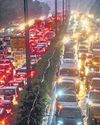बारिश से दिल्ली-एनसीआर जाम में जकड़ा, मेट्रो फंसी6