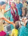 मुख्यमंत्री बाढ़ पीड़ितों से मिली, राहत पहुंचाने का दिया भरोसा26
