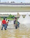 बाढ़ से बस्तियां बेहाल, घरों में 'बंधक' बने लोग7