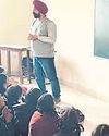 कपड़ा कारोबारी सोप्रीत की दुकान बनी कोचिंग सेंटर27