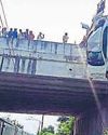 मुकरबा चौक फ्लाईओवर से गिरी कार, रेलवे ट्रैक बाधित27