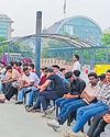 दोस्तों से उधार लेकर खरीदने पहुंचे आईफोन-1714