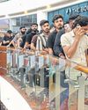 आईफोन के लिए दिल्लीवालों ने दिखाई दीवानगी10