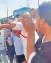 ट्रैफिक पुलिसकर्मी पर हमले में तीन गिरफ्तार ट्रैफिक पुलिसकर्मी पर हमले में तीन गिरफ्तार19