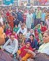टहलने निकलीं तीन महिलाओं की मौत से नाराज लोगों ने जाम लगाया टहलने निकलीं तीन महिलाओं की मौत से नाराज लोगों ने जाम लगाया30