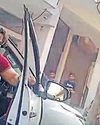 कार सवार ने सफाईकर्मी को पीटा, पिस्तौल दिखाई कार सवार ने सफाईकर्मी को पीटा, पिस्तौल दिखाई25