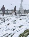 पहाड़ों पर पहली बर्फबारी और बारिश ने बढ़ाई ठंड1
