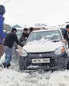 हिमाचल में बर्फबारी से मनाली-लेह हाईवे बंद37