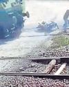 फाटक पार कर रहा युवक ट्रेन से कटा फाटक पार कर रहा युवक ट्रेन से कटा36