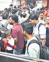 रेलवे स्टेशन पर भारी भीड़, निजी बसों में वसूल रहे मनमाना किराया15