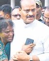 गेट अचानक खुलने से भगदड़ मची40