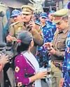 पुलिस 'मशीन' लगाकर बोली, बांग्लादेशी तो नहीं? पुलिस 'मशीन' लगाकर बोली, बांग्लादेशी तो नहीं?32