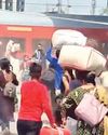 सूरत में रेलवे स्टेशन पर यात्री उमड़े55
